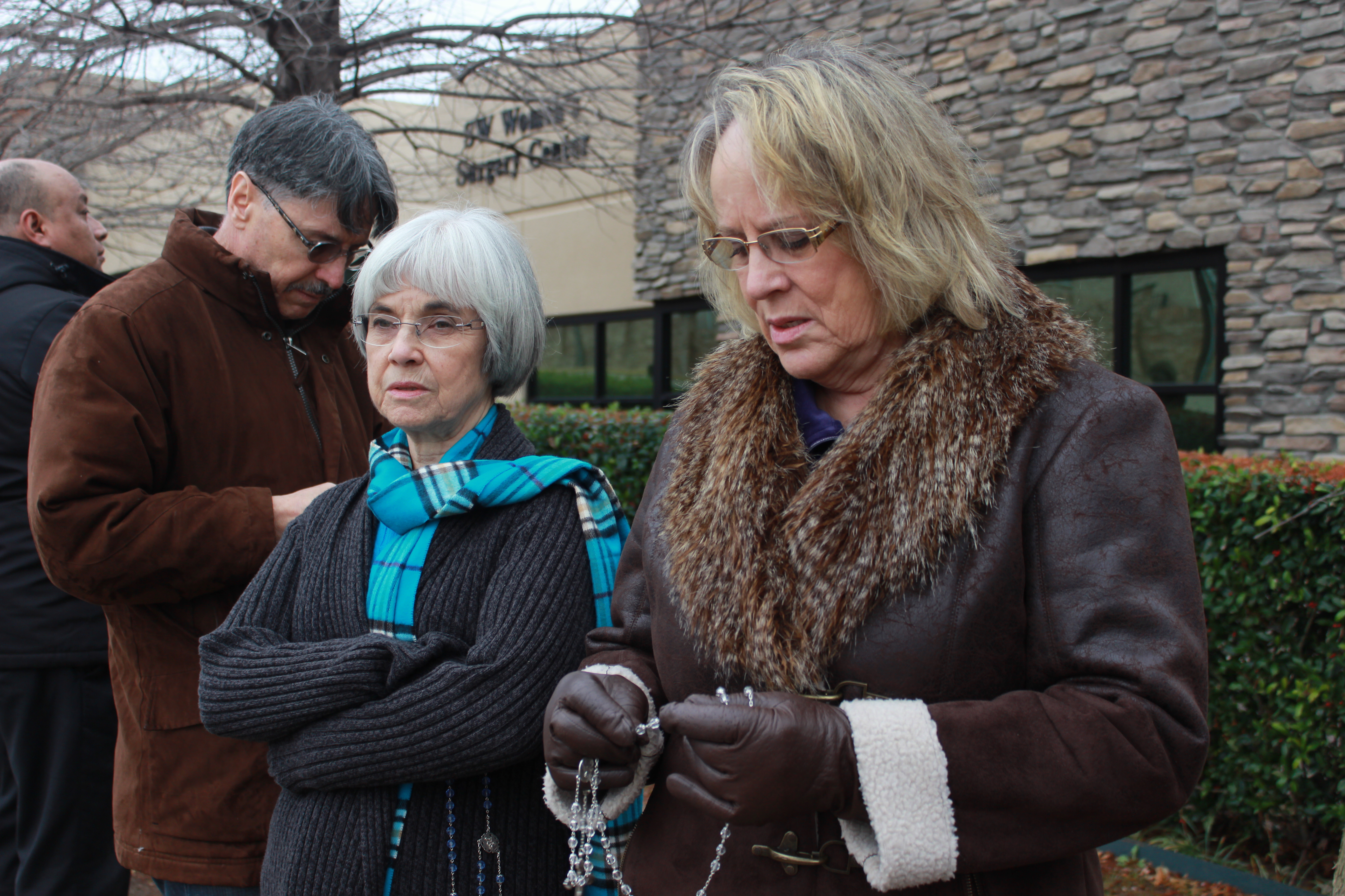 people praying outside abortion facility